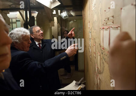 Il Segretario alla difesa degli Stati Uniti Leon Panetta è mostrato Winston Churchill's mappa room da Phil Reed durante un tour di Churchill's War Rooms Gennaio 19, 2013 a Londra, Inghilterra, Regno Unito. Panetta è su sei giorni di viaggio in Europa per incontrare i leader e le truppe degli Stati Uniti. Foto Stock