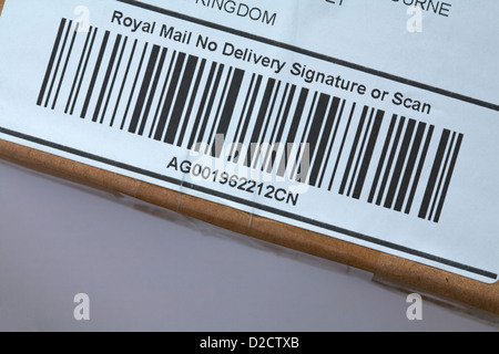 Royal Mail senza firma di consegna o codice a barre di scansione su scatola di imballaggio pacchi Foto Stock