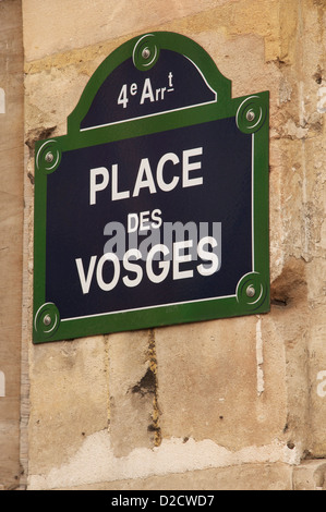 Un nome smaltato piastra in la meravigliosa Place des Vosges, 4° Arrondissement. Inaugurato nel 1612 questa è la più antica piazza prevista a Parigi. La Francia. Foto Stock