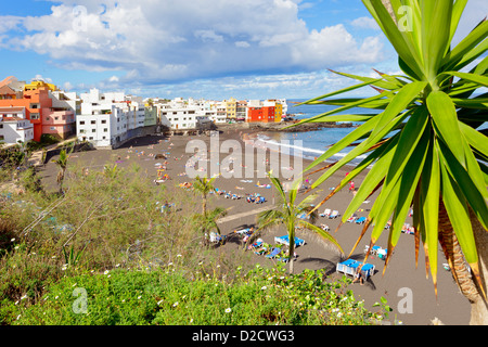 Vista della Playa de Jardin in Puerto de la Cruz / Tenerife Spagna, dicembre 2012 Foto Stock