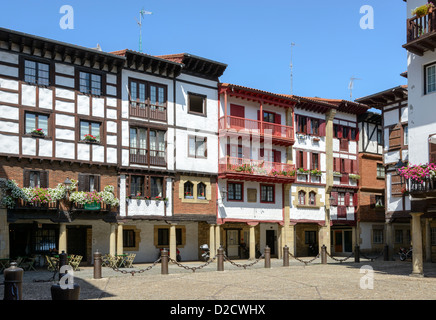 La famosa piazza e case decorate a Hondarribia (Pais Basco, Spagna) Foto Stock