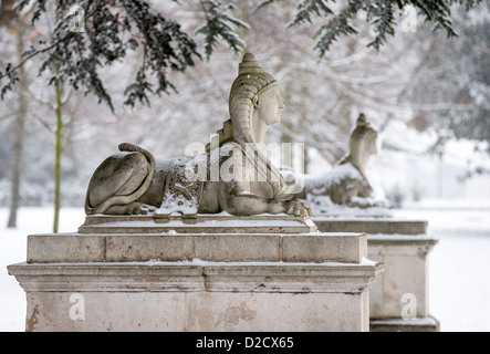 Sfingi in motivi di Chiswick House, nella neve Foto Stock