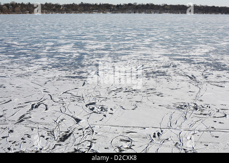 Segna da pattini da ghiaccio sulla superficie di un lago ghiacciato. Foto Stock