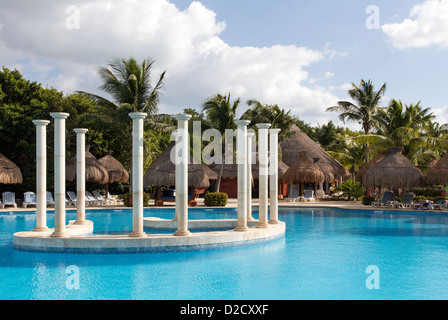 Area della piscina presso il lussuoso resort all-inclusive, Riviera Maya, Messico Foto Stock