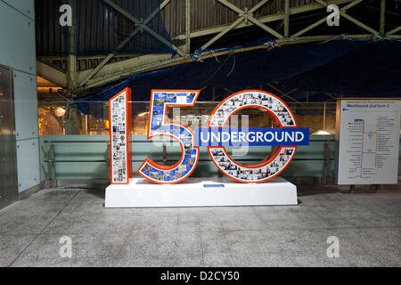 Londra, Regno Unito. Il 20 gennaio 2013. 150 logo della metropolitana alla stazione di Farringdon, parte della metropolitana centocinquantesimo anniversario eventi, , Londra, Regno Unito Foto Stock