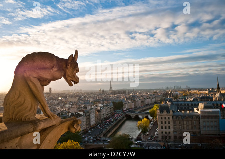 Gargoyle che si affaccia su Parigi fino a Notre Dame de Paris Foto Stock