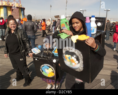 1° annuale di Coney Island Halloween bambini's Parade sul lungomare a Coney Island a Brooklyn, 2010. Foto Stock