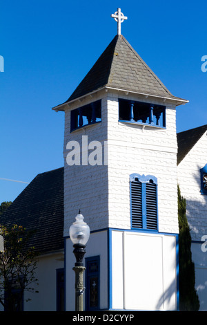 Pittoresca cittadina la chiesa e il campanile in Summerland, vicino a Santa Barbara in California Foto Stock