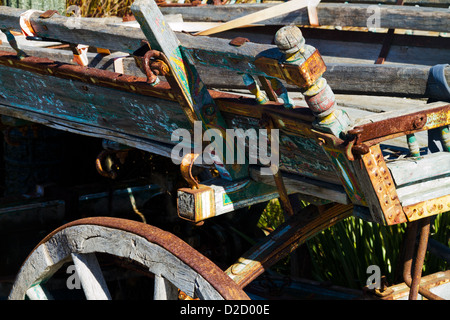 Un antico legno dipinto carro visualizzati in Summerland, California Foto Stock