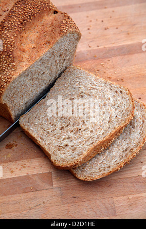 Fatto in casa pane organico utilizzando 70% di farina integrale e 30% bianco farina forte Foto Stock