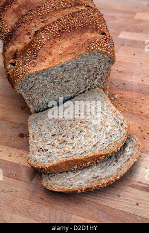 Fatto in casa pane organico utilizzando 70% di farina integrale e 30% bianco farina forte Foto Stock