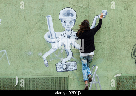 Femmina artista di graffiti parete verniciatura Foto Stock