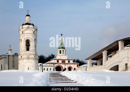 La Russia è la torre campanaria e il cancello principale nel museo nazionale Kolomenskoe. Mosca, Russia Foto Stock