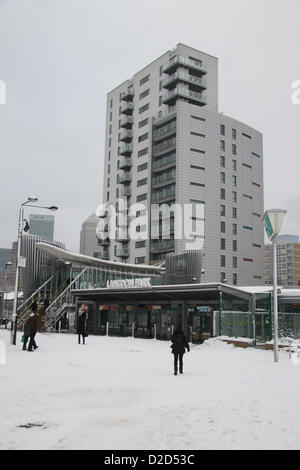 Londra, Regno Unito. Il 21 gennaio 2013. I londinesi sul loro modo di lavorare il lunedì mattina attraverso Langdon Park stazione DLR dopo il weekend tempesta di neve Foto Stock