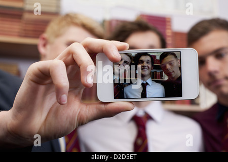 Gli studenti scattano foto insieme Foto Stock