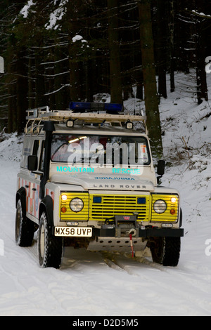 Scarborough & Ryedale Mountain Rescue Team training in Dalby Forest, il North York Moors, durante l'inverno. Foto Stock