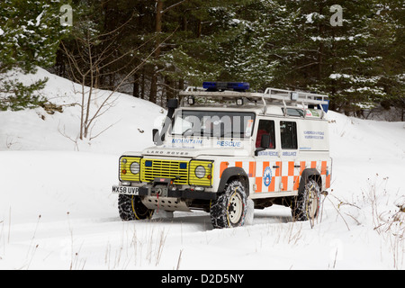 Scarborough & Ryedale Mountain Rescue Team training in Dalby Forest, il North York Moors, durante l'inverno. Foto Stock