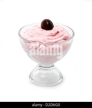 Angel delight dessert in recipiente di vetro tagliato su sfondo bianco Foto Stock