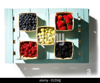 Vista aerea della cassa con diversi tipi di frutta tagliata su sfondo bianco Foto Stock
