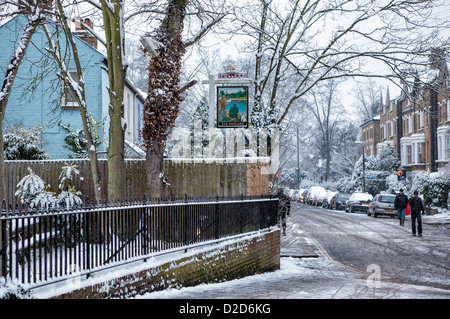 Segno di "The Anglers' pub in Traghetto Strada coperta di neve in inverno - Teddington, Regno Unito Foto Stock