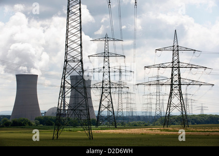 Tralicci di energia elettrica nella parte anteriore di una centrale nucleare, Grafenrheinfeld, Germania Foto Stock