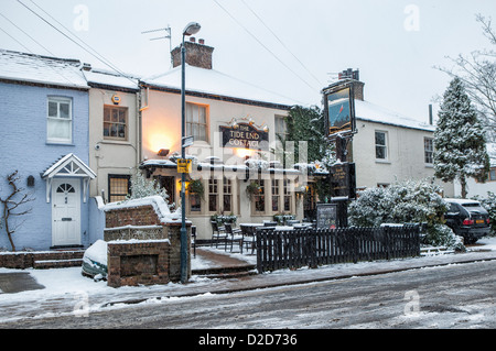 La marea fine Cottage Vista esterna - tipico pub inglese in Traghetto Strada coperta di neve in inverno.Teddington, Greater London, Regno Unito Foto Stock