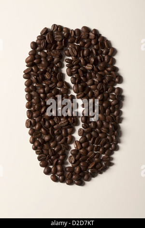 I chicchi di caffè disposti in forma di una grande chicco di caffè Foto Stock