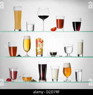 Una raccolta di diversi tipi di bicchieri riempiti con una varietà di bevande Foto Stock