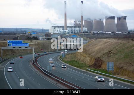 M62 A1 link road con Ferrybridge power station in background Foto Stock