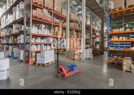 Carrello vuoto sul transpallet a mano nel grande magazzino Foto Stock