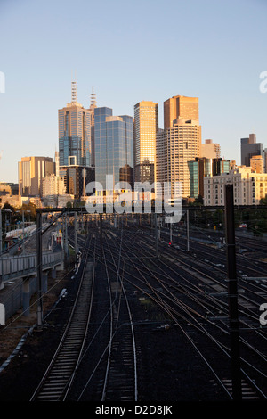 Vista del treno le vie e gli edifici della città di Melbourne, Victoria, Australia Foto Stock