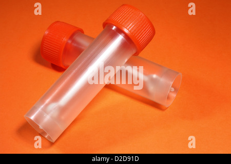 Recipiente per la raccolta delle feci su sfondo arancione Foto Stock