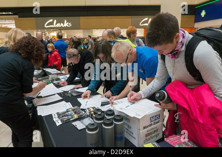 Persone particpating nella forza lavoro Workfit sfida ciclistica Eldon Square Newcastle Foto Stock