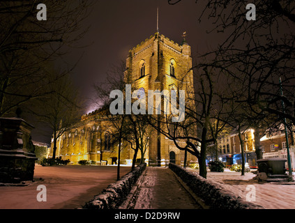 St Nicolas Chiesa Parrocchiale, Newport Shropshire, Regno Unito, i riflettori su un inverno nevoso di notte. Foto Stock