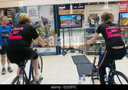 Due donne che partecipano alla forza lavoro Workfit sfida ciclistica Eldon Square Newcastle Foto Stock