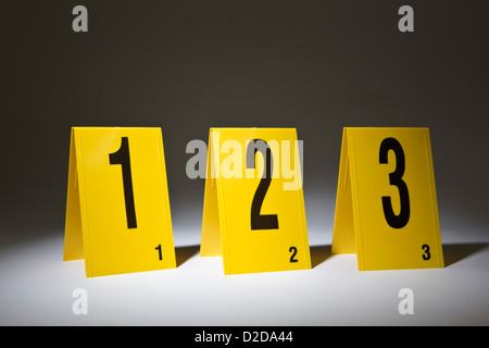 Tre marcatori di prova disposti in una fila in ordine numerico Foto Stock