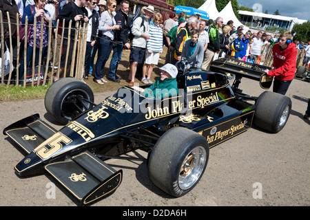 1983 Lotus-Cosworth 92 si sposta attraverso il paddock al 2012 Goodwood Festival of Speed, Sussex, Regno Unito. Foto Stock