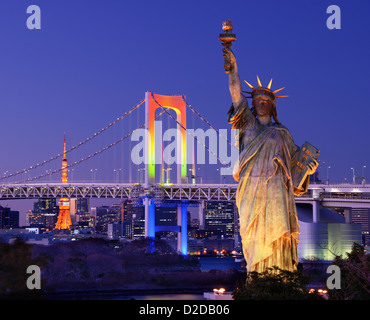 Statua della Libertà, il Rainbow Bridge e la Torre di Tokyo come si vede da Odaiba in Tokyo, Giappone. Foto Stock