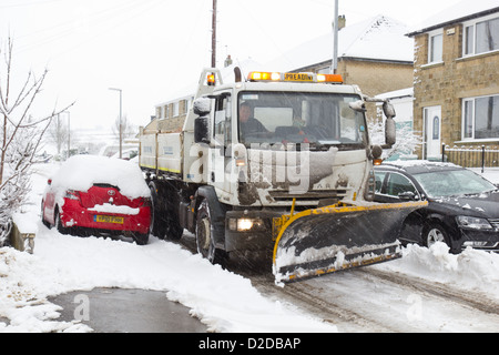 Una neve gritter nelle strade di Kirklees, West Yorkshire nel Pennines Foto Stock