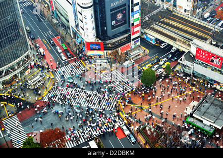 Al di sopra di vista di pedoni in attraversamento di Shibuya di Tokyo, Giappone. Foto Stock
