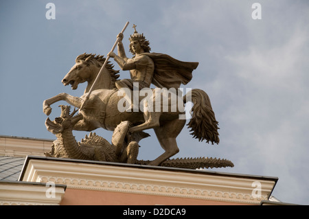 Una scultura di San Giorgio e drago in cima al Palazzo del Granduca nella principale area commerciale di Gedimino Avenue a Vilnius, Lituania, Foto Stock