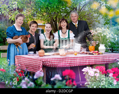 Famiglia in tradizionali abiti bavarese Foto Stock
