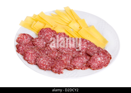 Formaggio giallo e rosso salsiccia affumicata di un salame. Fette giacciono su una piastra bianca. Isolato con patch Foto Stock