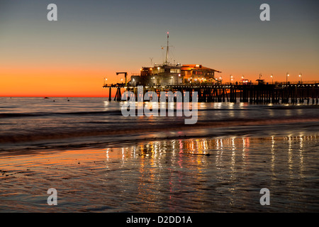 Capitaneria di porto sul molo di Santa Monica e la spiaggia di Santa Monica di notte, nella contea di Los Angeles, California, Stati Uniti d'America Foto Stock