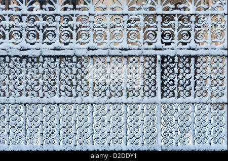 Cambridge, Regno Unito. Il 21 gennaio, 2013. I parapetti decorati a St John's College di formare configurazioni nella neve in Cambridge. Inoltre cadde neve per tutta la notte la creazione di pittoresche scene invernali in tutta la città storica. Foto Stock