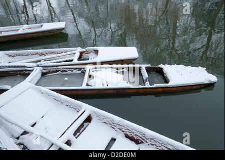 Cambridge, Regno Unito. Il 21 gennaio, 2013. Sterline sono coperti di neve sul fiume Cam in Cambridge. Inoltre cadde neve per tutta la notte la creazione di pittoresche scene invernali in tutta la città storica. Foto Stock