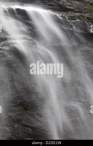 Gravdefossen cascate nella valle Romsdalen, Møre og Romsdal, Norvegia. Foto Stock