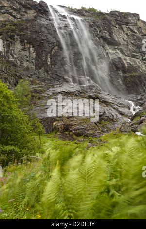 Gravdefossen cascate nella valle Romsdalen, Møre og Romsdal, Norvegia. Foto Stock