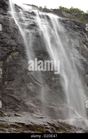 Gravdefossen cascate nella valle Romsdalen, Møre og Romsdal, Norvegia. Foto Stock