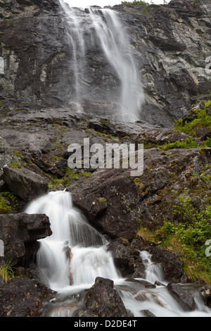 Gravdefossen cascate nella valle Romsdalen, Møre og Romsdal, Norvegia. Foto Stock